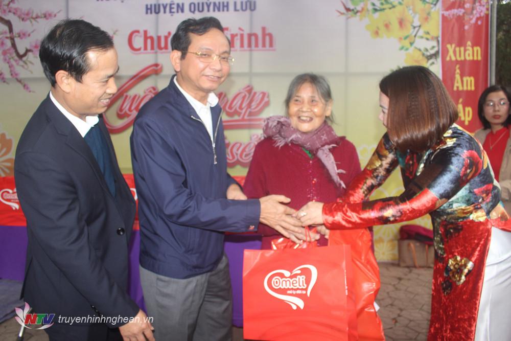 Lãnh đạo huyện Quỳnh Lưu trao quà cho các hộ nghèo tại “Phiên chợ 0 đồng”.