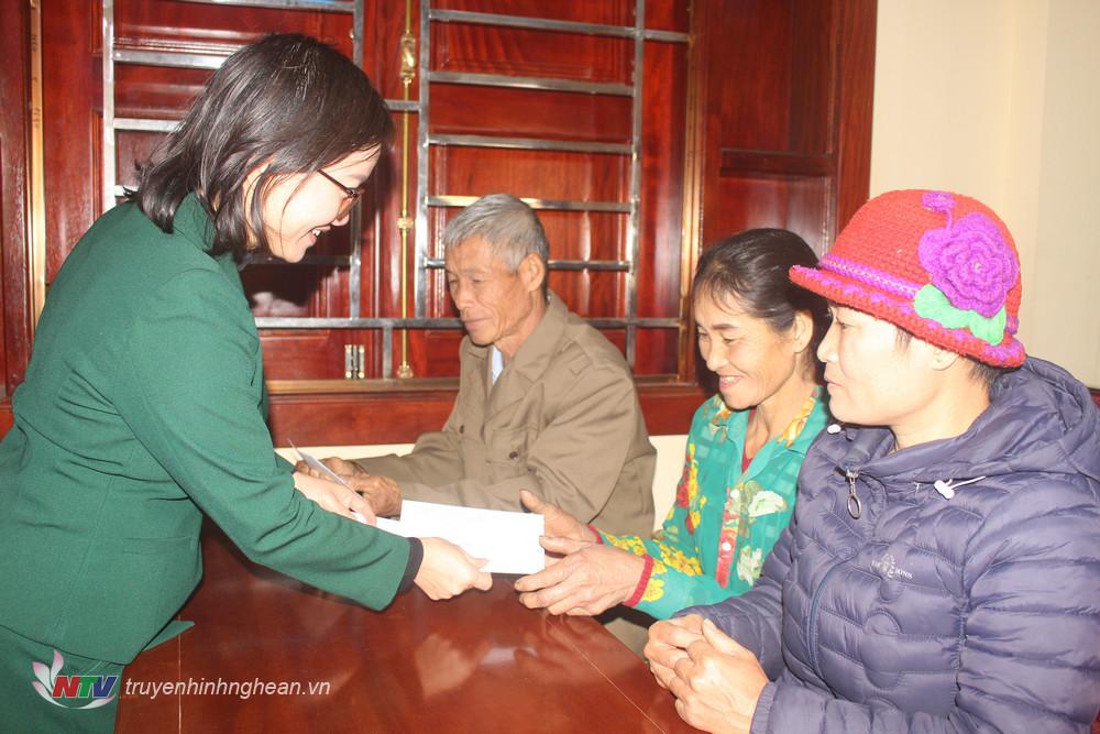 Đoàn ĐBQH tỉnh trao quà Tết cho hộ nghèo tại xã 