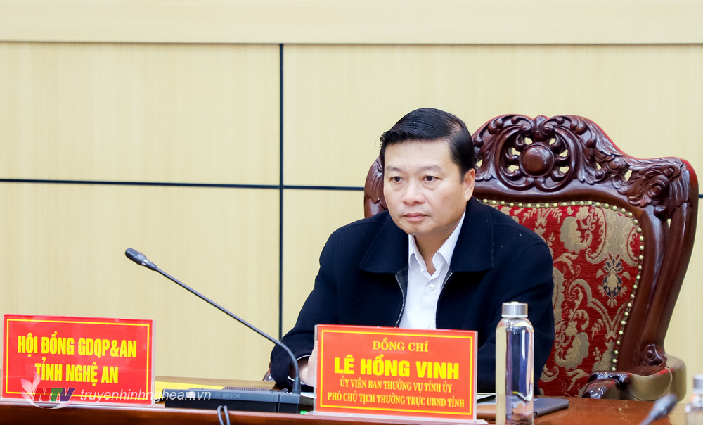 Phó Chủ tịch Thường trực UBND tỉnh Lê Hồng Vinh chủ trì hội nghị.