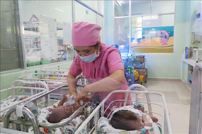Nữ hộ sinh khoa Sơ sinh Bệnh viện Hùng Vương (Thành phố Hồ Chí Minh) chăm sóc cho trẻ sơ sinh. 