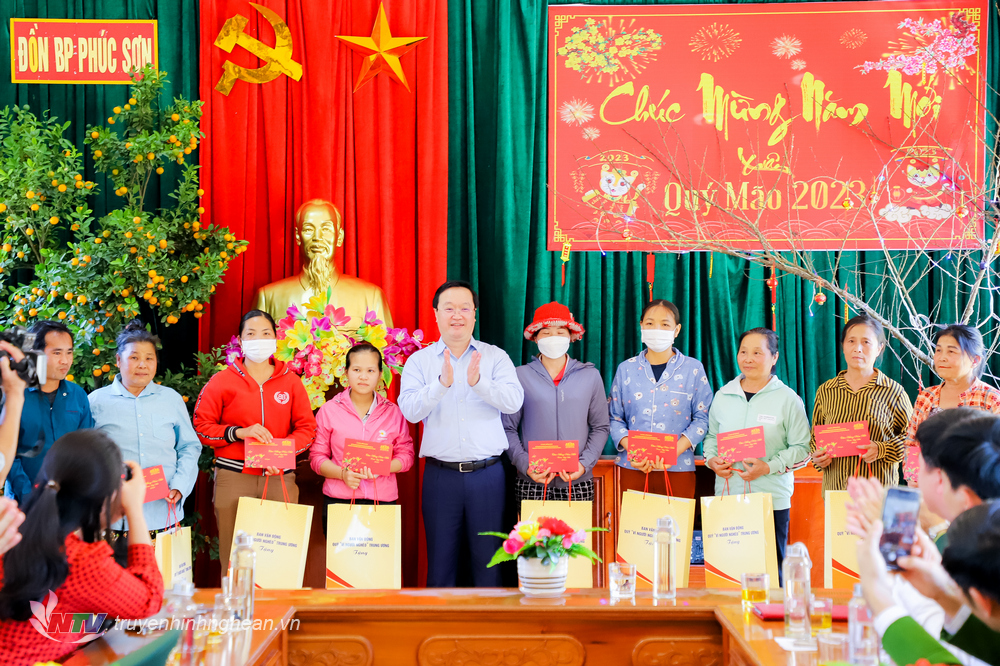 Chủ tịch UBND tỉnh Nguyễn Đức Trung trao quà của Chủ tịch Quốc hội Vương Đình Huệ cho người nghèo trên địa bàn xã Phúc Sơn, huyện Anh Sơn. 