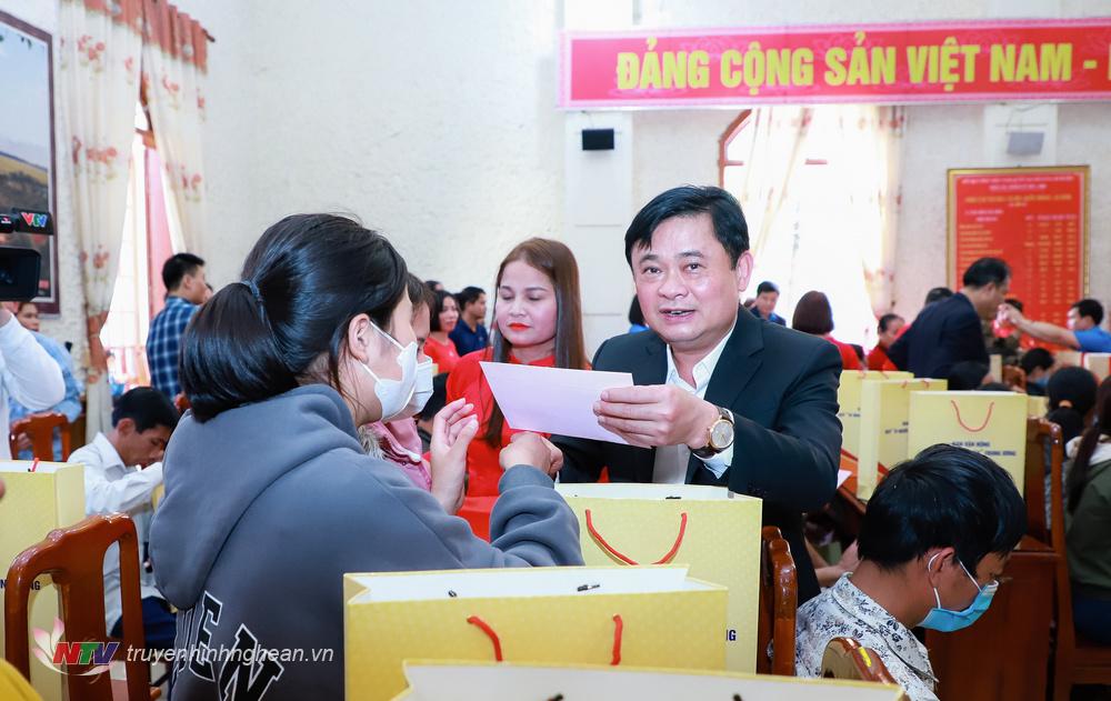 Đồng chí Thái Thanh Quý - Bí thư Tỉnh ủy Nghệ An tặng quà cho các hộ nghèo, hộ khó khăn có người nhiễm chất độc da cam. 
