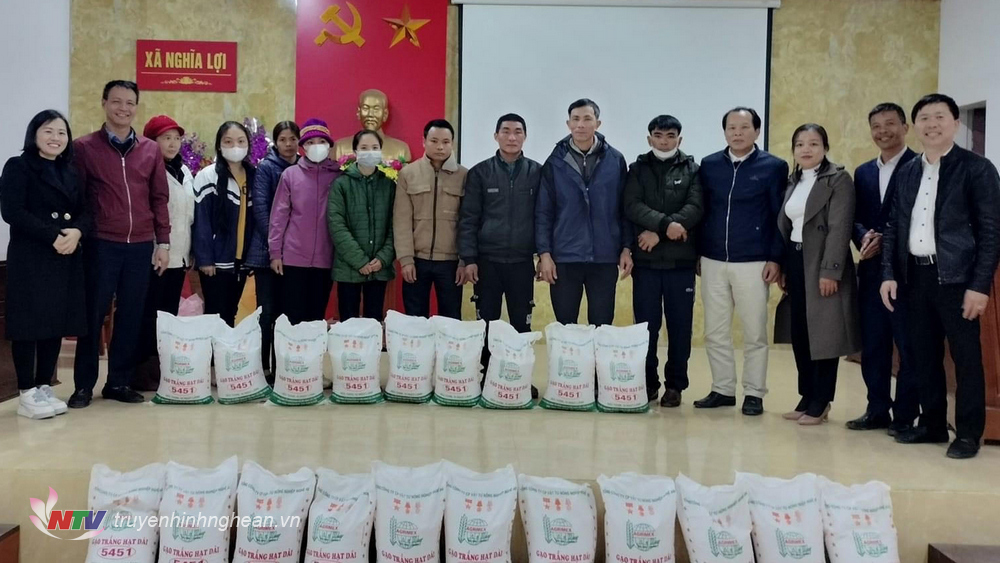 Trao gạo cho hội viên nông dân có hoàn cảnh khó khăn của xã Nghĩa Lợi.