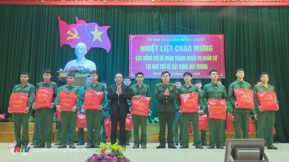 Lãnh đạo huyện tặng quà chúc Tết quân nhân xuất ngũ trở về địa phương.