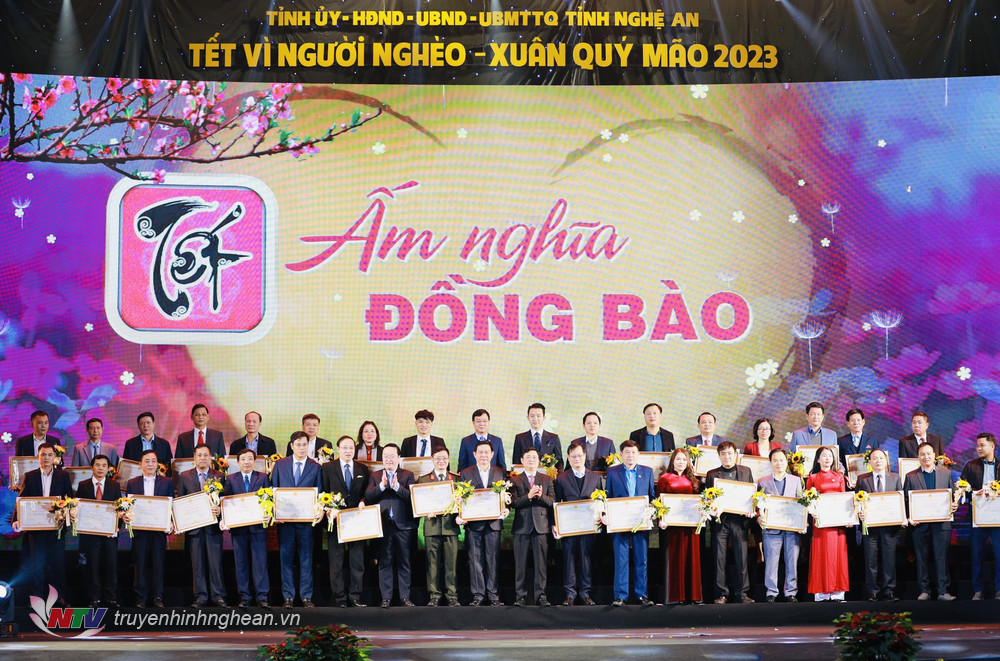 Bí thư Tỉnh uỷ Thái Thanh Quý và Chủ tịch UBND tỉnh Nguyễn Đức Trung tiếp nhận ủng hộ và trao tặng bằng khen của UBND tỉnh Nghệ An, cảm ơn những nghĩa tình của các đơn vị, tập thể, cá nhân.