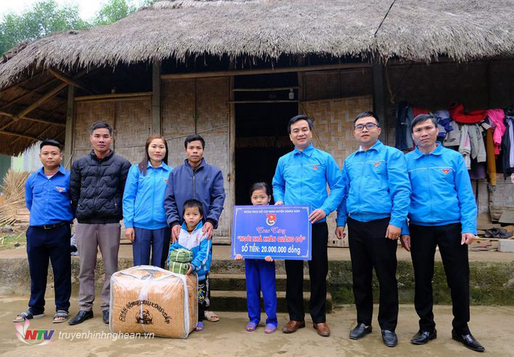 Trao tiền hỗ trợ xây dựng nhà “Khăn quàng đỏ” cho gia đình em Hoàng Thị Uyên.