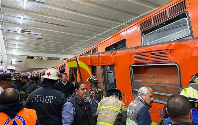 Lực lượng chức năng được triển khai tại hiện trường vụ va chạm tàu điện ngầm ở Mexico City, Mexico.