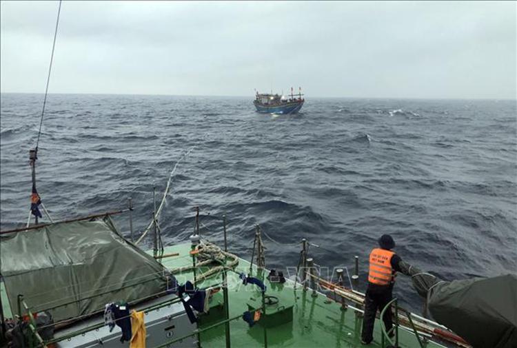 Lực lượng chức năng cứu hộ cứu nạn thuyền đánh cá trên biển.