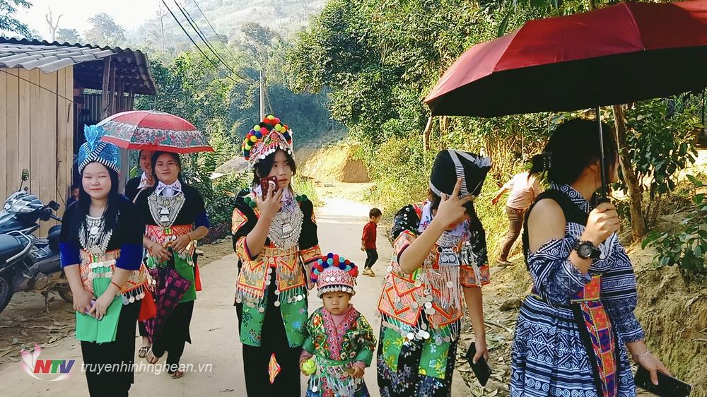 Từ sáng sớm, người dân bản xúng xính trong trang phục truyền thống đến Nhà văn hoá để tham 