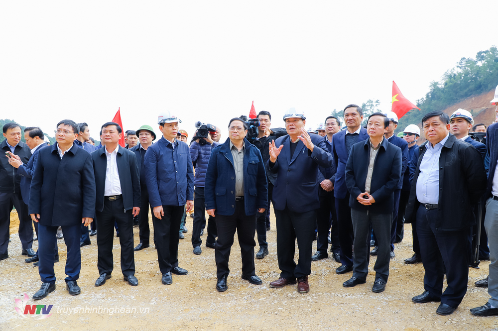 Thủ tướng Chính phủ Phạm Minh Chính cùng đoàn công tác kiểm tra thực địa tại hầm Thần Vũ.