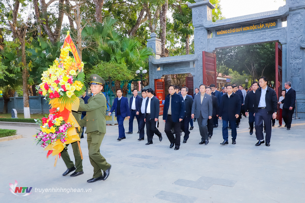 Thủ tướng Chính phủ Phạm Minh Chính cùng đoàn đại biểu dâng hoa tưởng niệm Chủ tịch Hồ Chí Minh. 