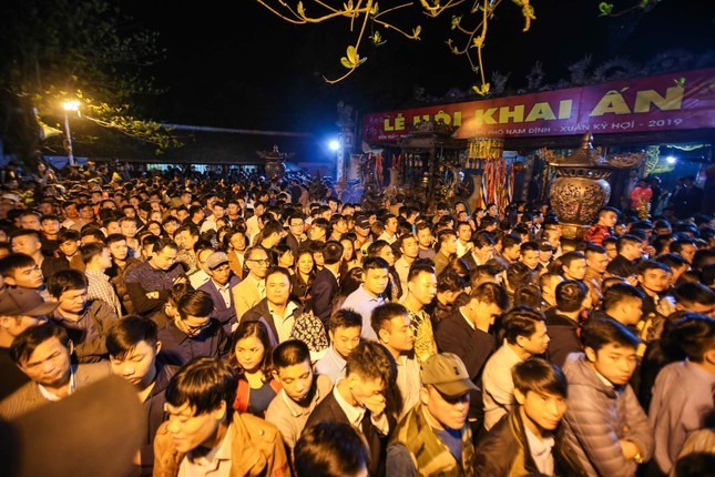 Lễ hội Khai ấn đền Trần thu hút đông đảo du khách thập phương tham dự.