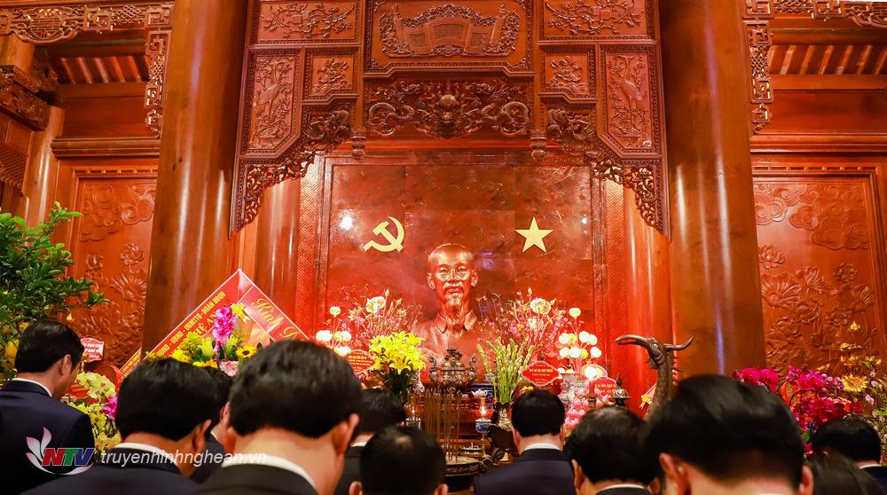 Các đại biểu thành kính làm lễ tưởng niệm Chủ tịch Hồ Chí Minh. 