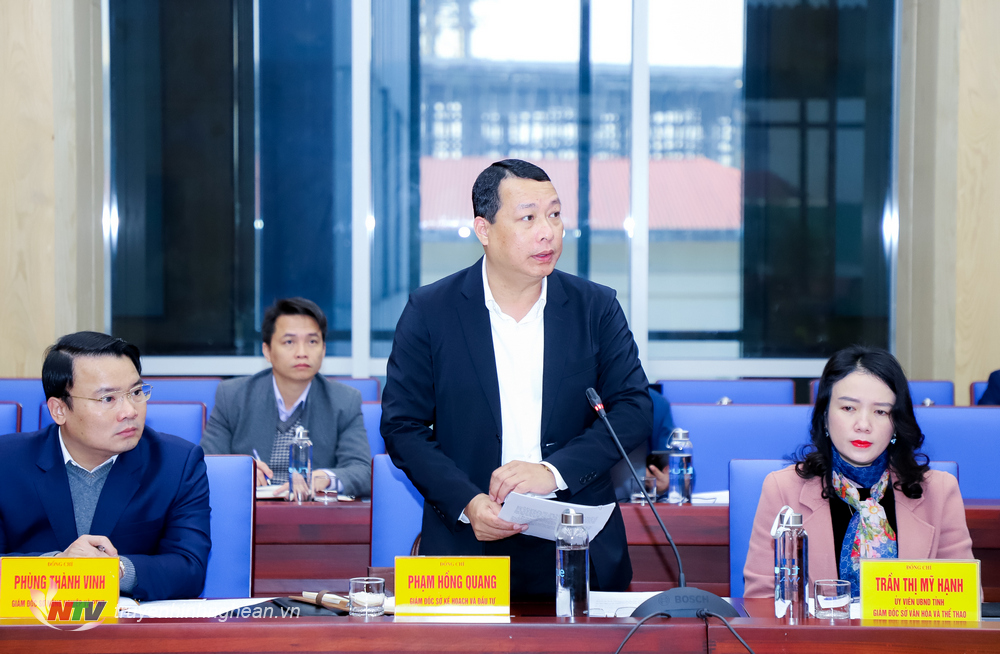 Đồng chí Phạm Hồng Quang - Giám đốc Sở Kế hoạch và Đầu tư báo cáo tình hình kinh tế - xã hội tháng 1/2023.