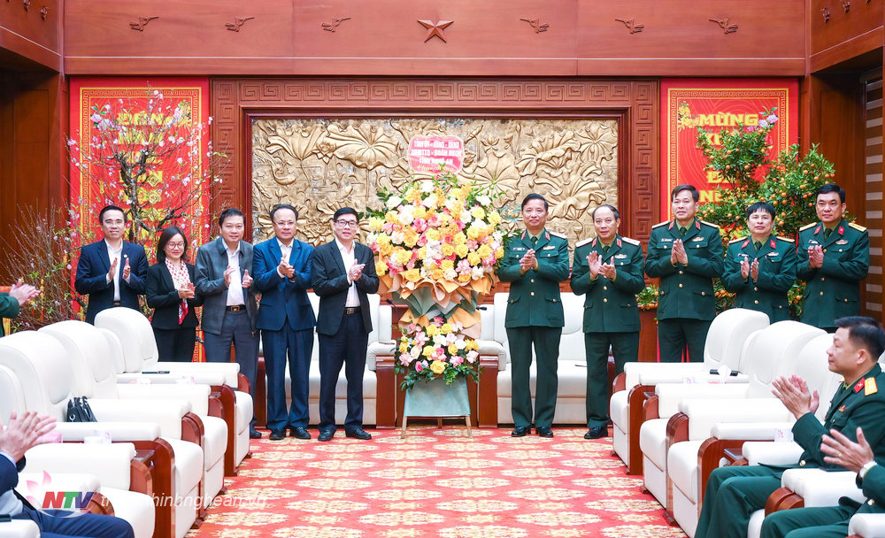Đồng chí Nguyễn Văn Thông - Phó Bí thư Thường trực Tỉnh ủy tặng hoa, chúc mừng năm mới tới lãnh đạo Bộ Tư lệnh Quân khu IV.