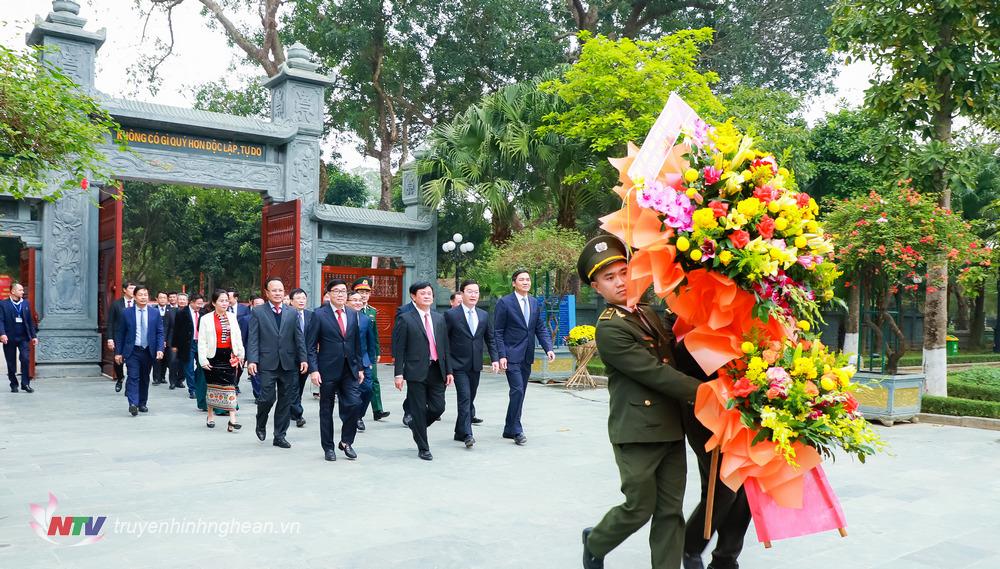 Đoàn đại biểu về Khu Di tích Quốc gia đặc biệt Kim Liên (Nam Đàn) dâng hoa, dâng hương tưởng niệm Chủ tịch Hồ Chí Minh.