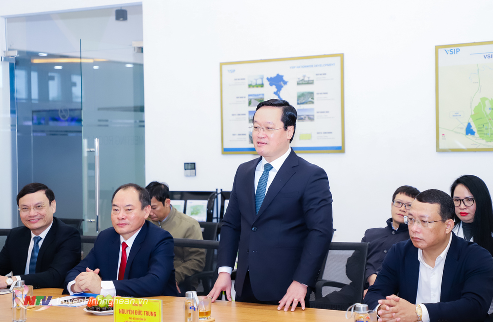 Chủ tịch UBND tỉnh Nguyễn Đức Trung cảm ơn những đóng góp của Công ty TNHH VSIP Nghệ An, Công ty TNHH Công nghệ Everwin Precision Việt Nam và Công ty TNHH Merry & Luxshare Việt Nam.