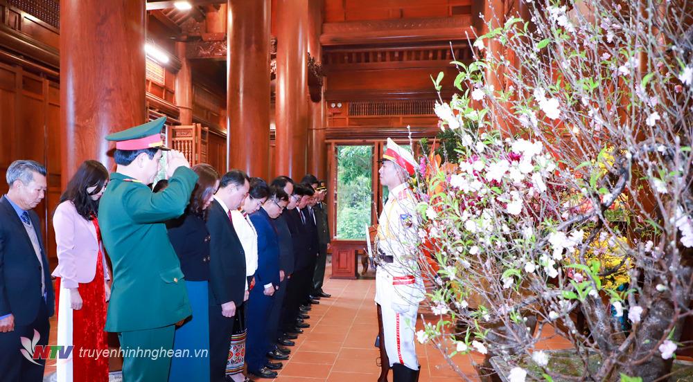 Đoàn đại biểu thành kính tưởng niệm Chủ tịch Hồ Chí Minh.