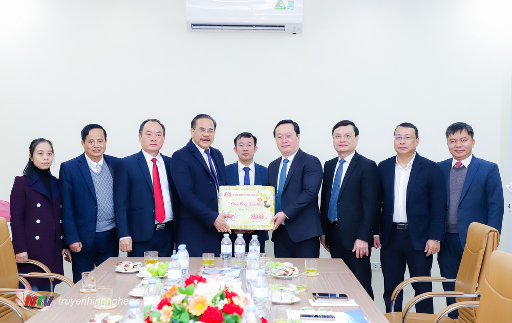 Chủ tịch UBND tỉnh Nguyễn Đức Trung tặng quà Tết đến Công ty cổ phần Tập đoàn Minh Anh. 