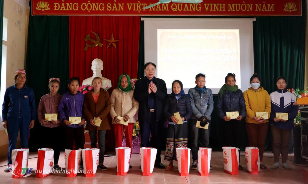 Ban Tổ chức Tỉnh ủy trao quà Tết cho hộ nghèo tại Quỳ Châu