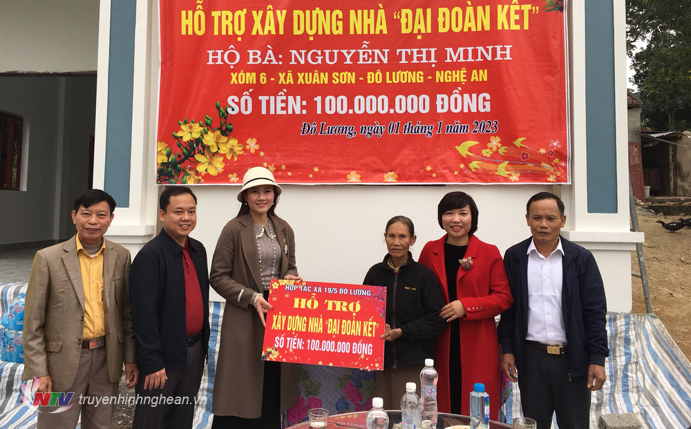 Hợp tác xã 19/5 Đô Lương và các đồng chí trong đoàn đã về xóm 3 xã Xuân Sơn, trao 100 triệu đồng cho hộ gia đình bà Bùi Thị Thanh,