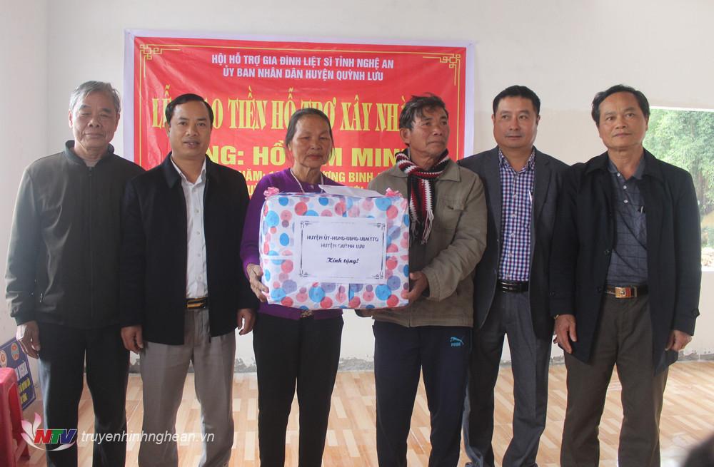 Lãnh đạo huyện Quỳnh Lưu trao quà cho các gia đình.