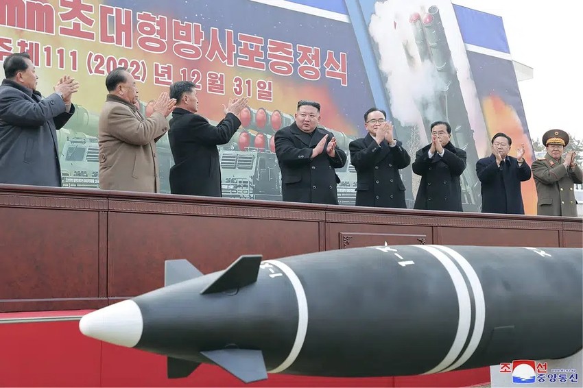 Ông Kim Jong-un tham dự một buổi lễ bàn giao hệ thống pháo phản lực phóng loạt (MLRS) hôm 31-12-2022. Ảnh: KCNA