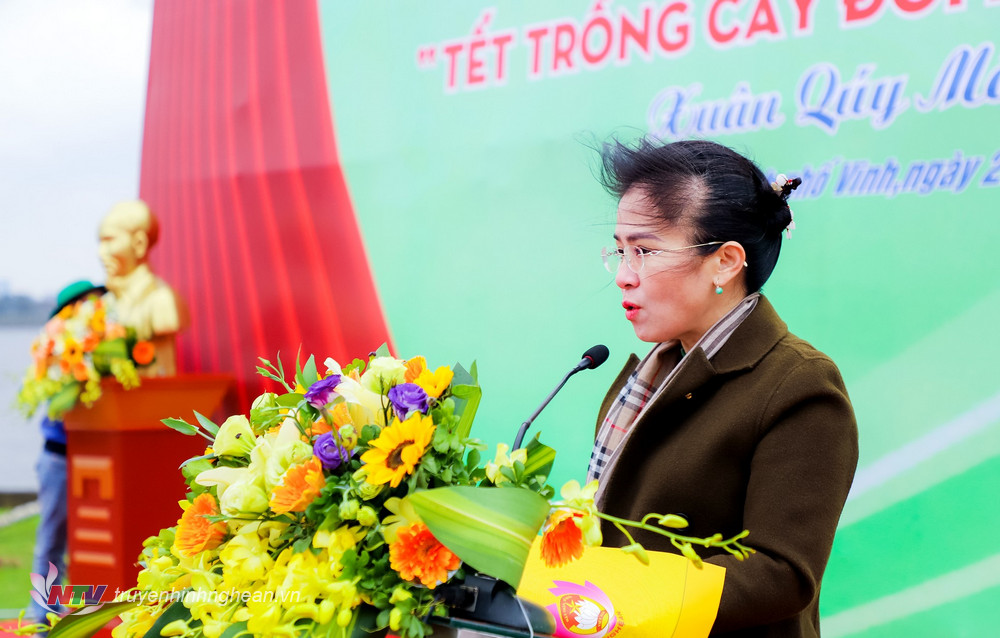 Đồng chí Võ Thị Minh Sinh - Chủ tịch Uỷ ban MTTQ tỉnh phát biểu tại buổi lễ.
