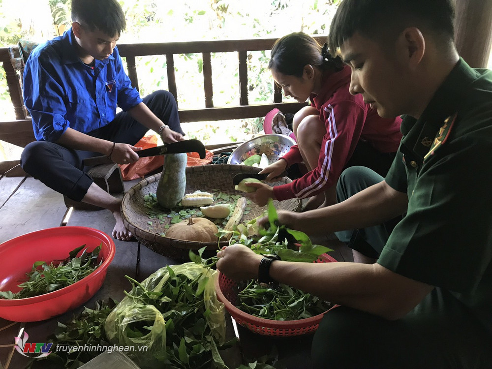 Trung úy Dương Trọng Hà phối hợp cùng đoàn viên thanh niên địa phương tổ chức “Bữa cơm yêu thương” tại gia đình các Thương binh - Liệt sĩ trên địa bàn.