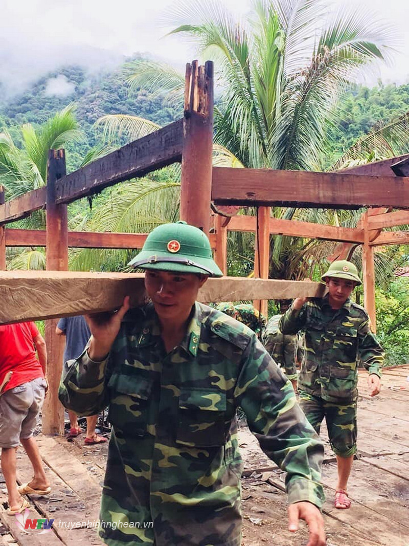 Trung uý Dương Trọng Hà cùng đồng đội hỗ trợ người dân khắc phục thiên tai, hoả hoạn.