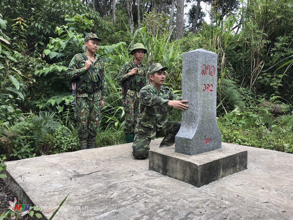 Trung úy Dương Trọng Hà kiểm tra cột mốc biên giới Việt Nam – Lào địa bàn đơn vị quản lý