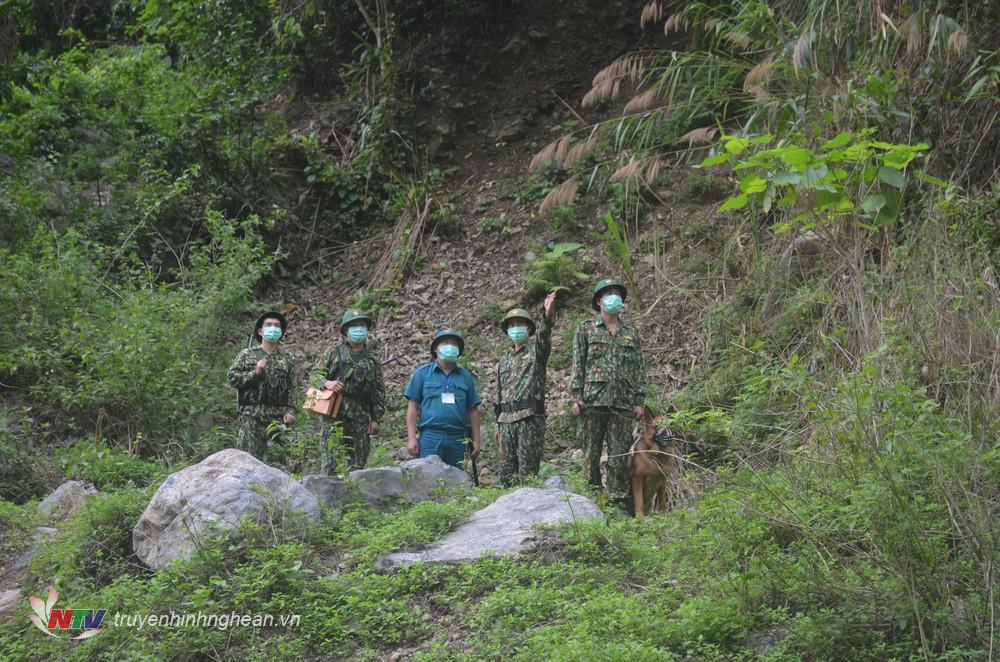 Trung úy Dương Trọng Hà và các đồng đội phối hợp cùng dân quân địa phương tuần tra bảo vệ bình yên địa bàn biên giới