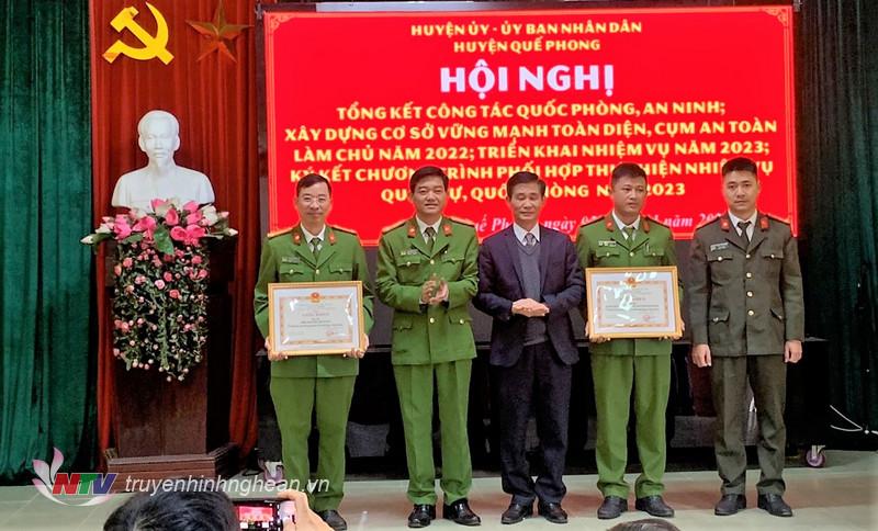 Lãnh đạo huyện Quế Phong trao thưởng thành tích xuất sắc cho Công an huyện.