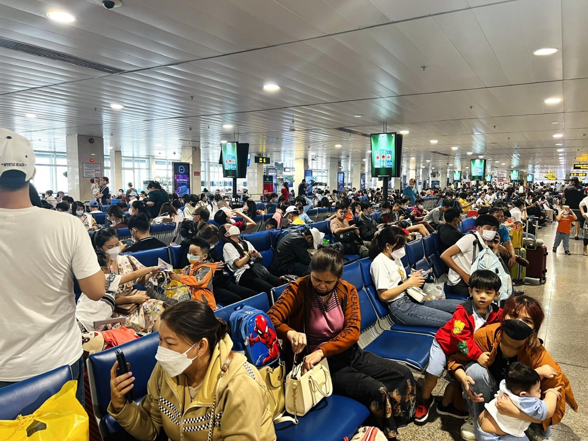 Khách qua sân bay Tân Sơn Nhất đạt gần 145.000 người vào ngày mùng 5 Tết Quý Mão