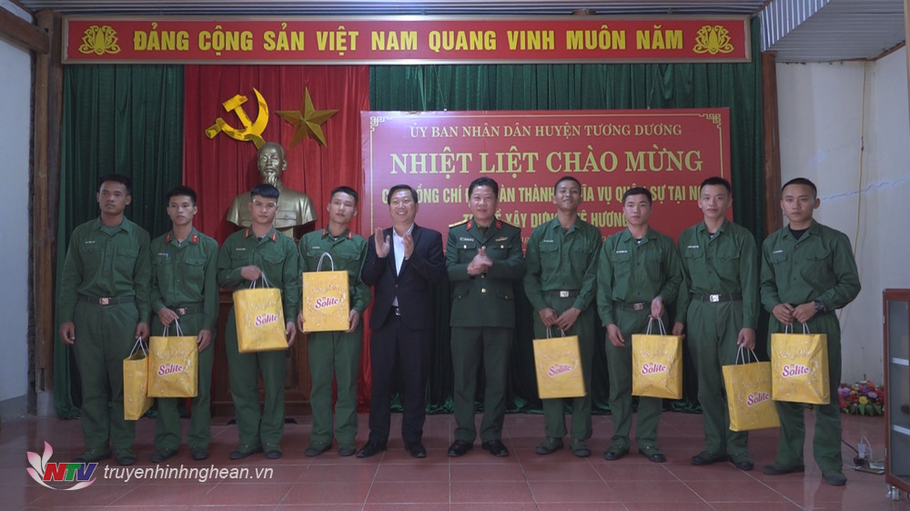 Lãnh đạo huyện trao quà Tết các quân nhân hoàn thành nghĩa vụ trở về địa phương.