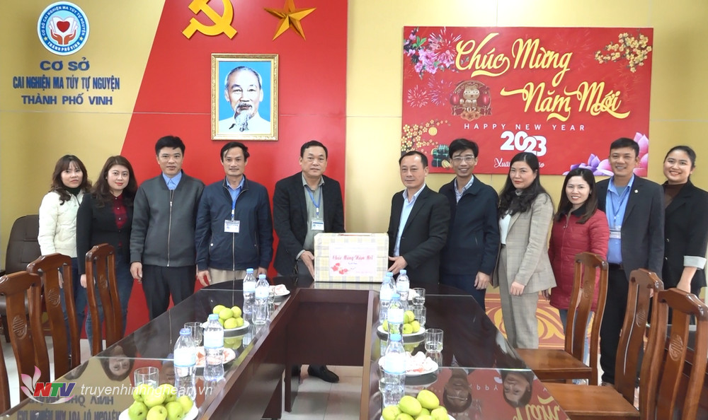 Bí thư Thành uỷ Vinh Phan Đức Đồng thăm, tặng quà chúc Tết cơ sở cai nghiện ma tuý tự nguyện TP Vinh.