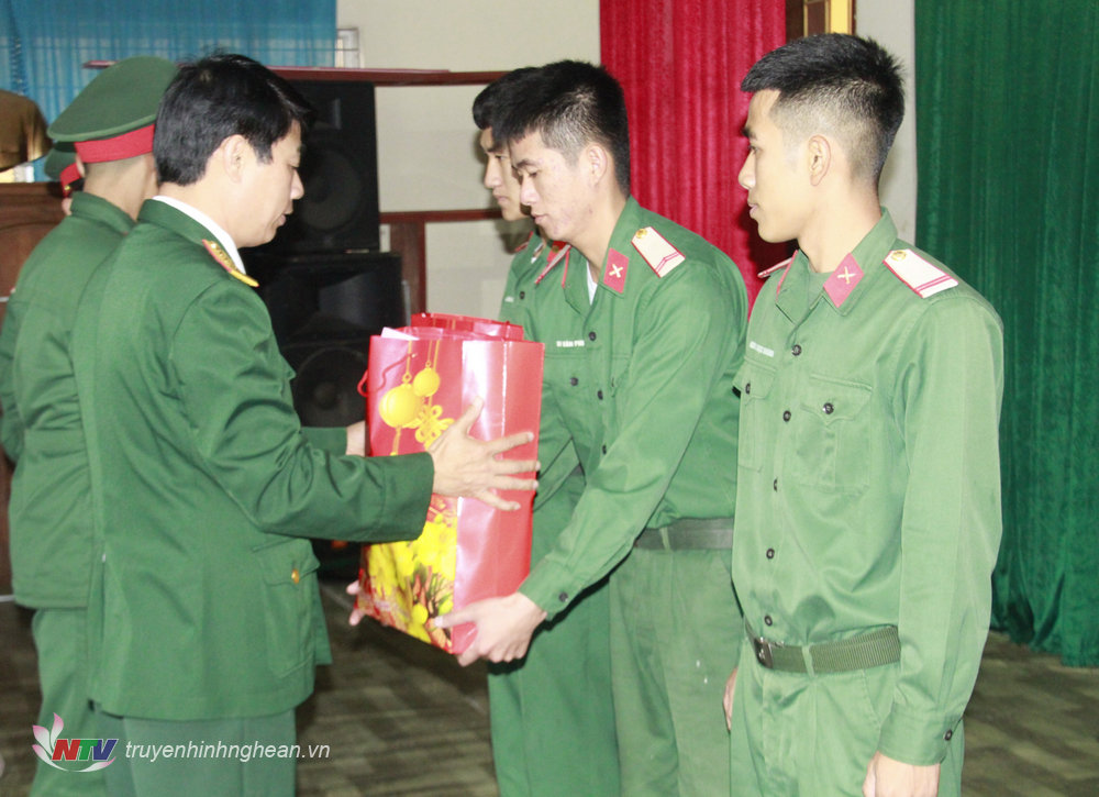 Đại tá Đinh Bạt Văn, Phó Chỉ huy trưởng, Tham mưu trưởng Bộ CHQS tỉnh tặng quà cho các quân nhân xuất ngũ.