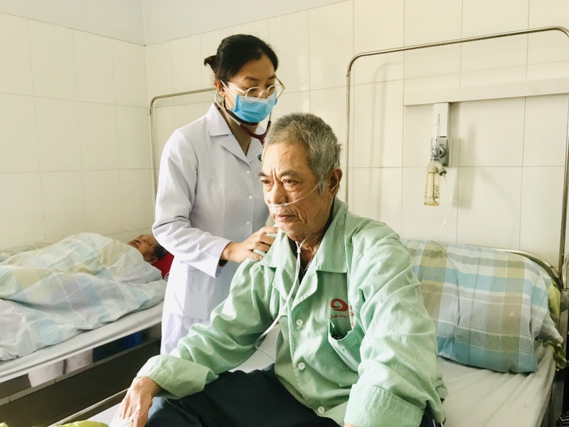 Bệnh nhân mắc bệnh phổi tắc nghẽn mạn tính (COPD) nhập viện tăng vào mùa đông tại Bệnh viện Bãi Cháy. Ảnh: BVCC.