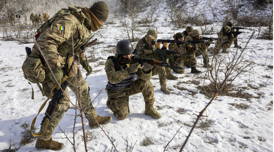 Một sĩ quan quân đội Ukraine chỉ dẫn binh sĩ tập luyện. Ảnh: Getty Images