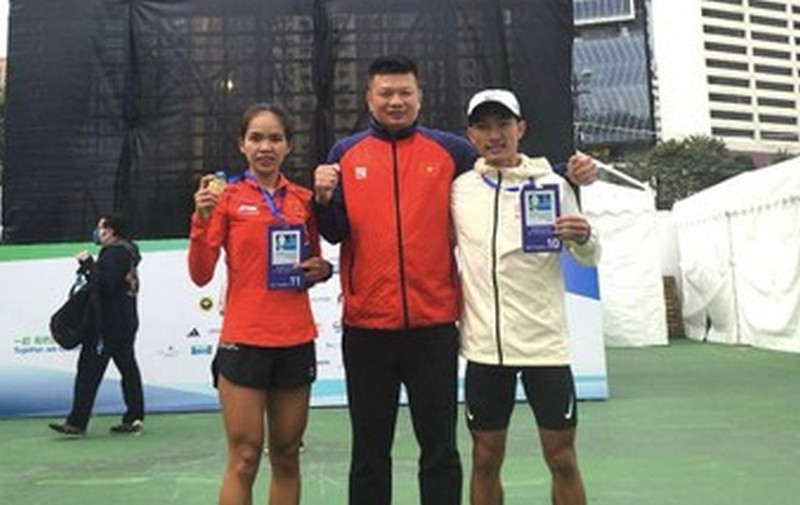 HLV Trần Đoàn Minh Thiện và hai VĐV Hoàng Nguyên Thanh và Hoàng Thị Ngọc Hoa tại giải marathon vô địch châu Á 2024.
