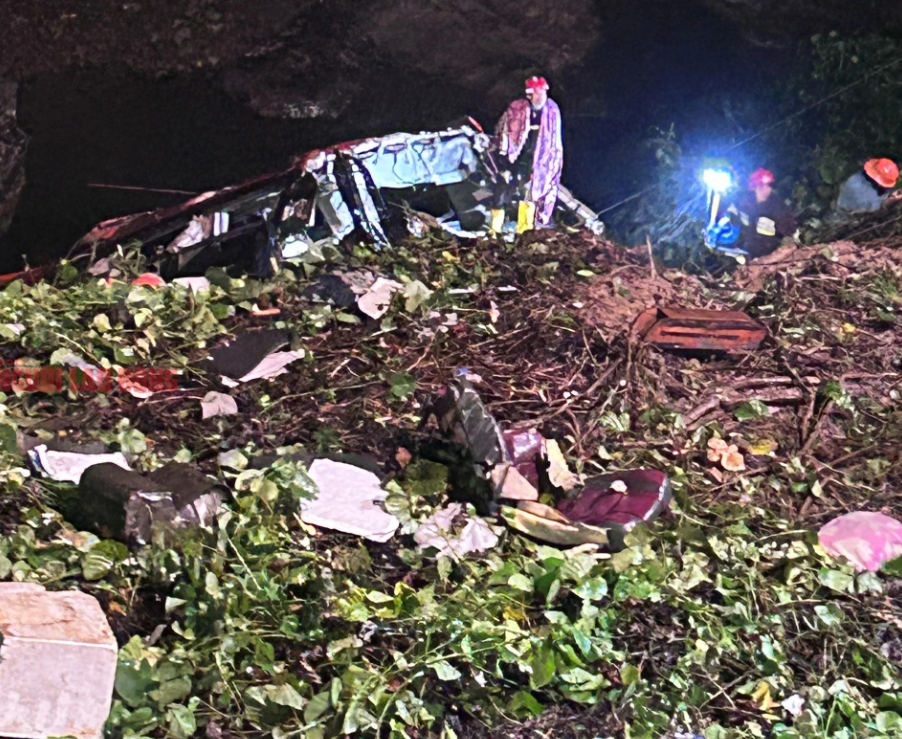 Lực lượng cứu hộ cứu nạn tìm kiếm các nạn nhân mất tích vụ xe khách lao xuống vực