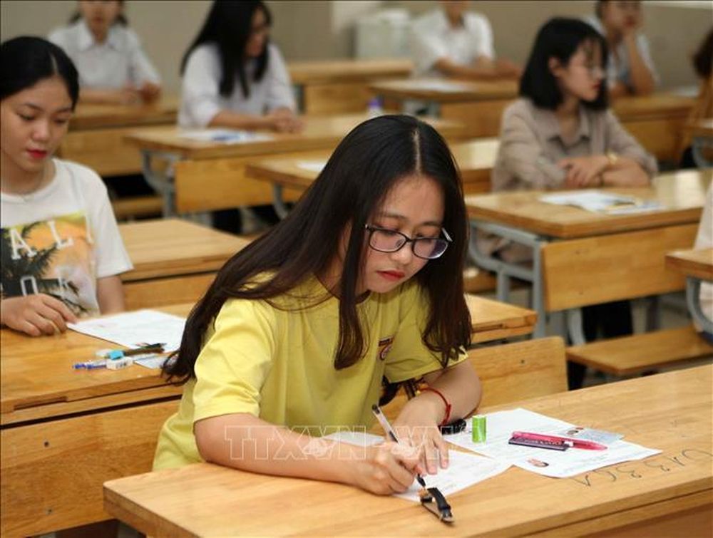 Thí sinh dự thi môn Ngoại ngữ tại điểm thi Trường THCS Nghĩa Tân (Hà Nội). Ảnh tư liệu