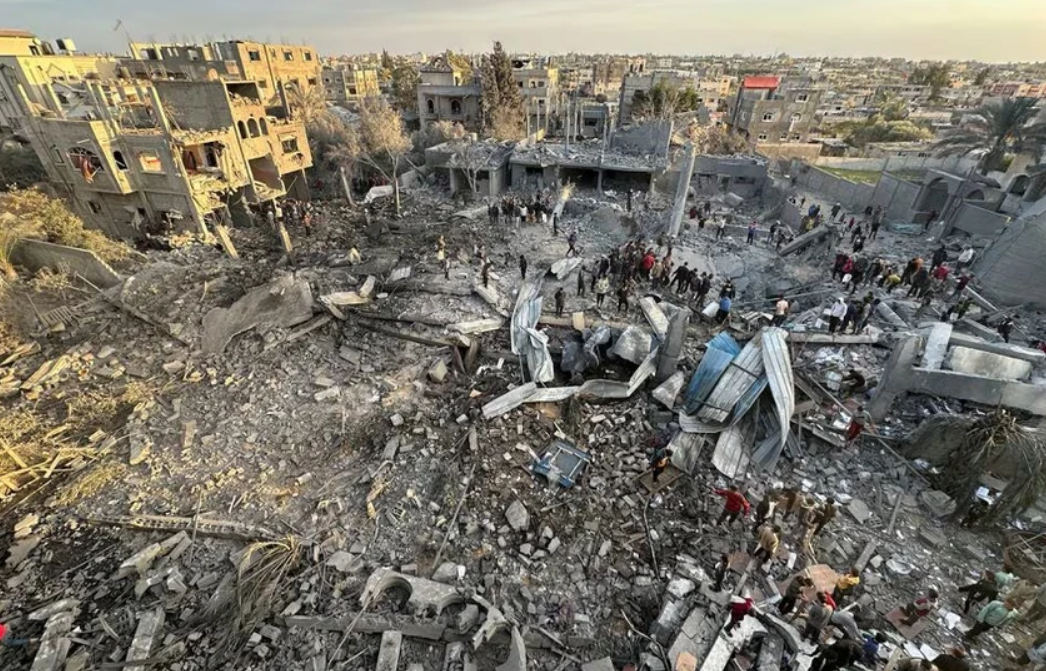 Người dân Palestine thu dọn đống đổ nát tại một nhà thờ Hồi giáo ở miền Nam Gaza hôm 24-1. Ảnh: REUTERS