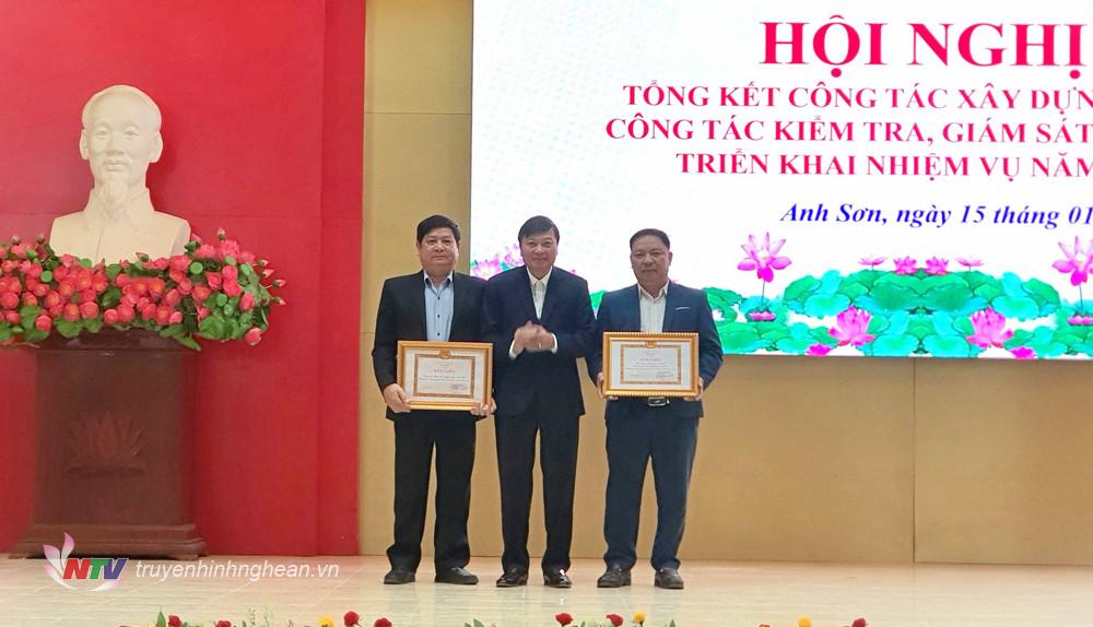 Đồng chí Lê Hồng Vinh trao tặng Bằng khen của Tỉnh uỷ cho các tổ chức cơ sở Đảng đạt danh hiệu Hoàn thành xuất sắc nhiệm vụ tiêu biểu 5 năm liền từ 2019-2023 và đồng chí Võ Văn Hiền – Bí thư Đảng uỷ xã Hùng Sơn đạt danh hiệu bí thư cấp ủy cơ sở giỏi năm 2023. 