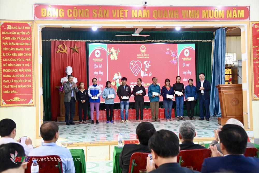 Đoàn công tác Ủy ban Đối ngoại của Quốc hội tặng 40 suất quà Tết cho các hộ nghèo xã Thanh Thủy, huyện Thanh Chương