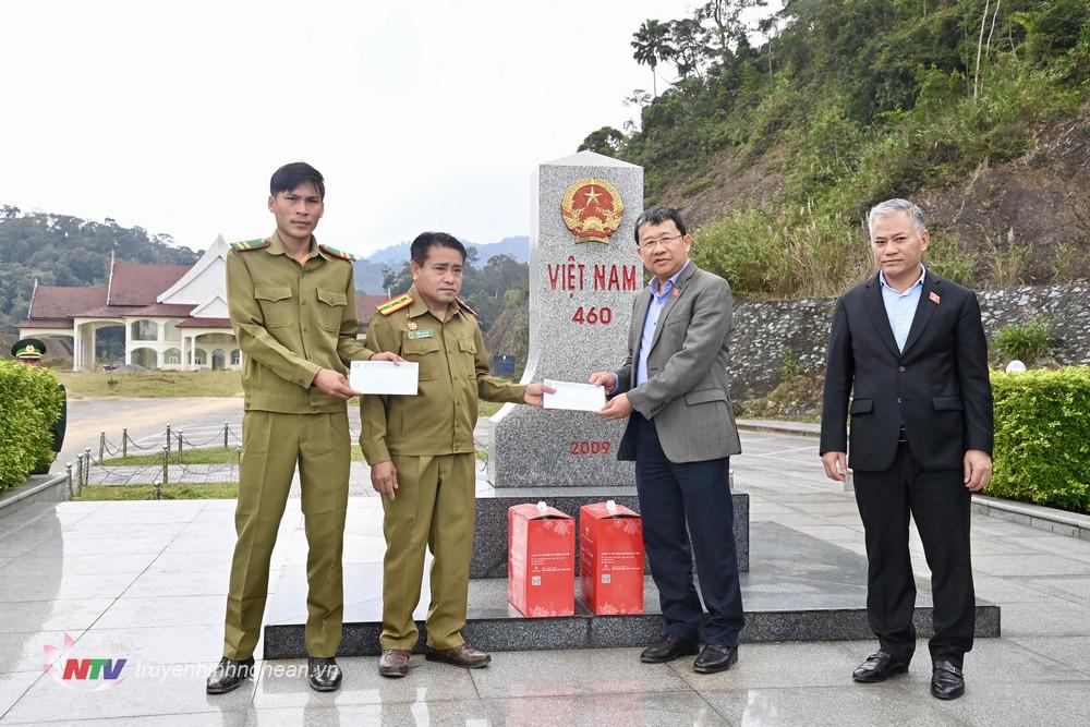 Đoàn công tác Ủy ban Đối ngoại của Quốc hội tặng quà cho Trạm công an Nậm On (Bô Ly Khăm Xay, CHDCND Lào)
