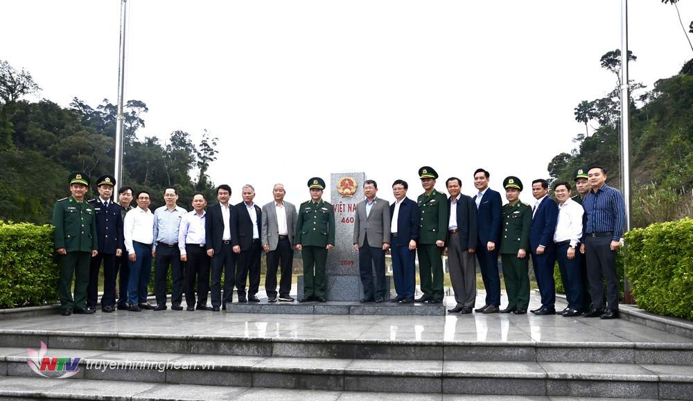 Đoàn công tác Ủy ban Đối ngoại của Quốc hội chụp ảnh lưu niệm tại cột mốc số 460 cửa khẩu Thanh Thủy – Nậm On