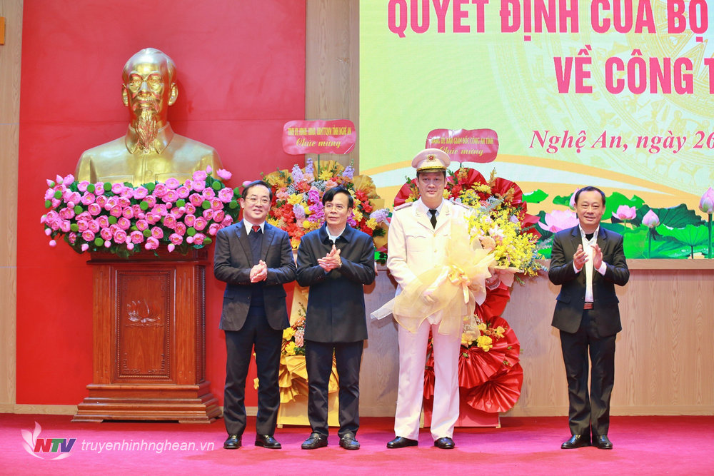 Các đồng chí lãnh đạo Thành ủy, UBND thành phố Vinh chúc mừng Thượng tá Nguyễn Đức Cường