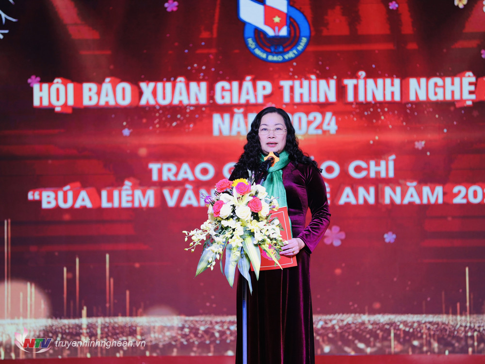 Đồng chí Nguyễn Thị Thu Hường - Trưởng ban Tuyên giáo Tỉnh ủy, Phó Trưởng ban Thường trực Ban chỉ đạo Giải Búa liềm vàng tỉnh Nghệ An phát biểu