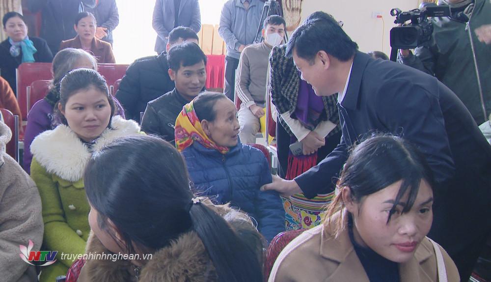 Bí thư Tỉnh ủy Thái Thanh Quý thăm hỏi các hộ nghèo.
